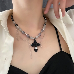 Collier croix gothique avec relief rose noire et chaîne à perles pour femme