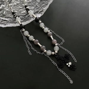 Collier à pendentif croix rose gothique avec perles sombres et chaîne argentée rétro