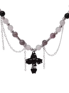 Collier croix gothique avec relief rose, perles multicolores et chaînes argentées