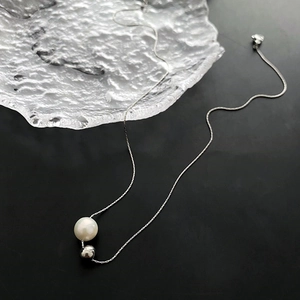 Collier minimaliste en acier titane avec perle blanche élégante et pendentif perle argentée