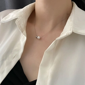Collier minimaliste en acier titane avec perle blanche élégante et bille argentée