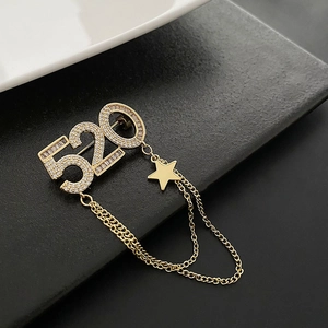 Broche Élégante En Cuivre Plaqué Or Avec Motif Numéro 520 En Zircon Et Double Chaîne À Pompon Et Pendentif Étoile Femme