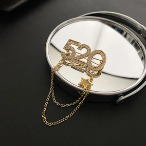 Broche 520 élégante avec chaîne dorée et pendentif étoile sur support de miroir
