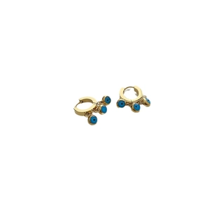 Boucles d'oreilles créoles dorées avec breloques œil bleu sur fond blanc épuré