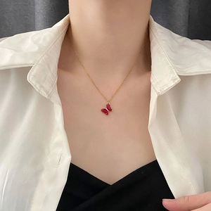 Elegante collana in titanio dorato con ciondolo a farfalla in cristallo rosso sfaccettato
