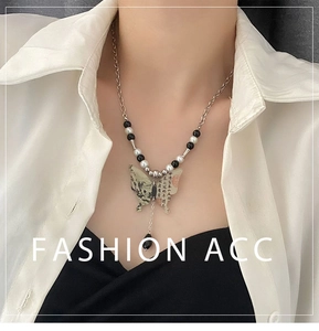 Détail d'un collier à pendentif papillon de style néo-chinois avec peinture et glands