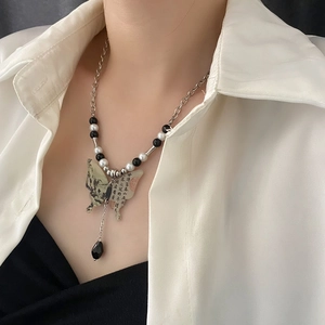 Collier papillon de style chinois avec pendentif paysage à l'encre et perles noires chic