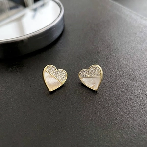 Minimalistische Herzohrstecker mit Pavé-Kristallen und Inlay aus Perlmutt-Imitat