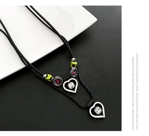 Collier à deux rangs orné de pendentifs en cœur sertis de cristaux et de perles vertes