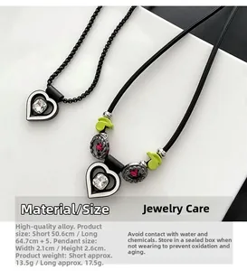 Vue macro des pendentifs en forme de cœur avec zircon carré et détails en alliage noir