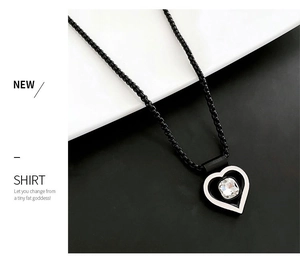 Détail du collier pendentif coeur avec bord noir et incrustation de zircon carré