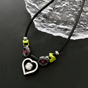 Collier Pendentif Cœur Alliage Zircon Accents Vert Néon Résine Style Doux Cool Chaîne Cordon PU Bijoux Pour Femmes