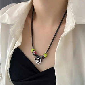 Collier avec pendentif en cœur style sweet-cool, cordon noir et breloque note verte
