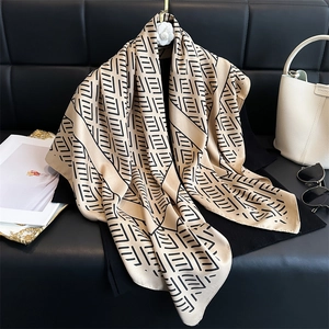 Pañuelo de seda beige con estampado geométrico drapeado con accesorios de lujo