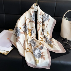 Carré de Satin Élégant Femmes Imprimé Floral Rose Chaîne Sensation Soie Foulard Châle pour Bureau Quotidien Voyage Fête Bijoux