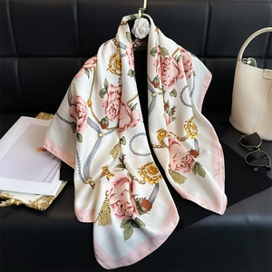 Élégant foulard en soie avec camélias, chaînes dorées et roses sur fond noir luxueux