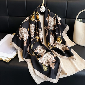 Élégant foulard en soie camélia de 90cm avec imprimé chaîne dorée et bordure noire