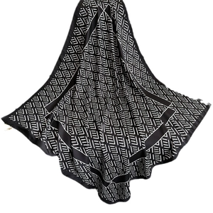 Pañuelo de seda de lujo 90cm en blanco y negro con estampado geométrico y satén