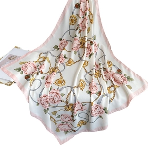 Élégant foulard en soie de 90cm avec roses roses et motifs de chaînes dorées sur tissu