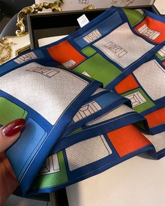 Détail d'une écharpe en soie imprimée avec texture tissée et étiquette de composition