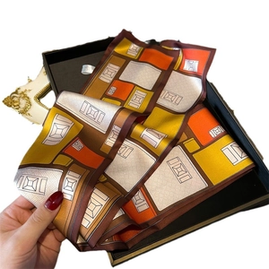 Écharpe en soie à motif géométrique orange et jaune avec boîte cadeau noire chic