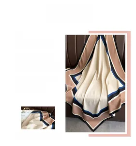Détail d'un foulard en satin avec des blocs de couleurs géométriques élégants