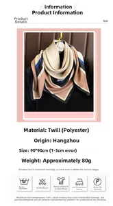 Détail d'un foulard en sergé 90x90cm avec motifs géométriques et broche camélia