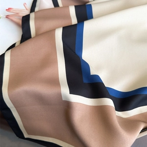 Carré de soie minimaliste à motifs géométriques bicolores crème et marron