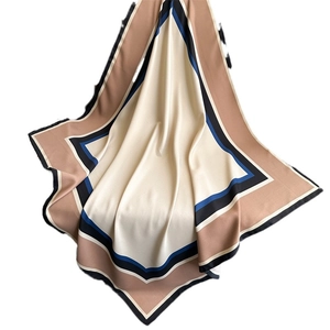Élégant foulard en soie géométrique à blocs de couleurs avec une texture luxueuse