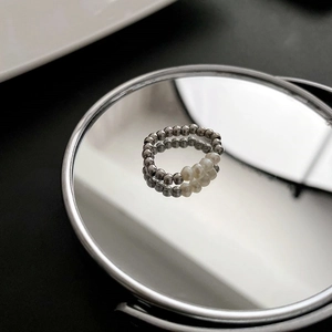 Minimalist double-layer freshwater pearl and silver bead elastic ring on a mirror base