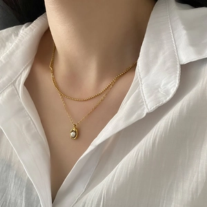 Collier double rang en acier titane doré avec pendentif perle minimaliste chic pour femme