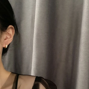 Créoles minimalistes dorées et émail crème pour femmes portées par un mannequin