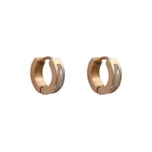 Boucles d'oreilles huggies dorées minimalistes avec insert blanc et fini métallique