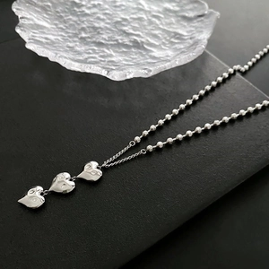Collier à perles avec pendentifs coeur en acier inoxydable argenté au design élégant