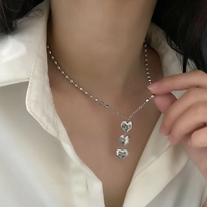Collier chaîne à billes en acier inoxydable argenté avec trois pendentifs coeurs superposés