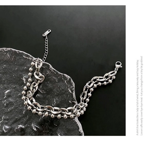 Dettaglio del bracciale argento a doppio strato con catena groumette e perle e chiusura regolabile
