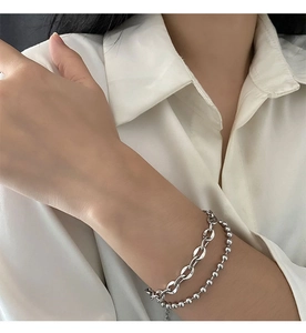 Dettaglio del bracciale a doppia catena argento stile cubano indossato sul polso