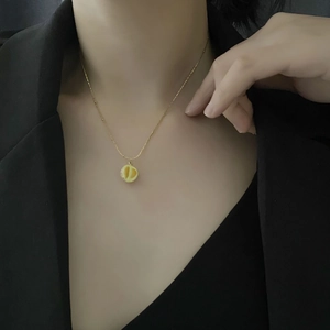 Gros plan d'un collier avec pendentif durian réaliste or et argent sur mannequin