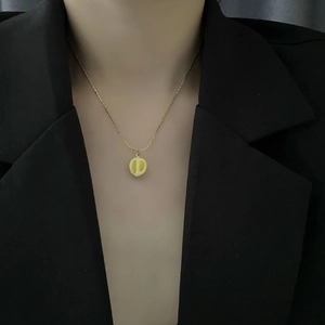 Collier élégant en acier titane doré avec pendentif durian en émail jaune pour femme