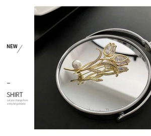 Détail d'une broche tulipe avec pétales en cristal étincelant et perle blanche dorée