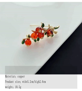Détails et dimensions de 5,2cm x 2,6cm pour cette broche branche de persimmon en cuivre