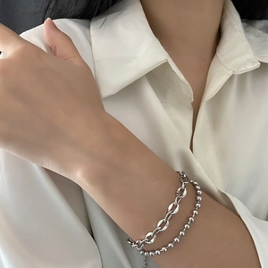 Bracciale a doppio strato in acciaio argentato con catena marina e maglie a perline