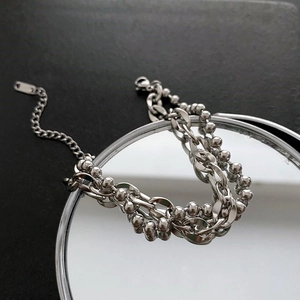 Bracciale a doppio strato in acciaio al titanio lucido argento con chiusura a moschettone