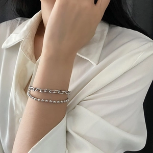 Bracciale a doppio strato d'argento con catena a maglie e perline sul polso