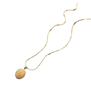Collier élégant en acier titane doré avec un pendentif texturé en forme de durian pour femme