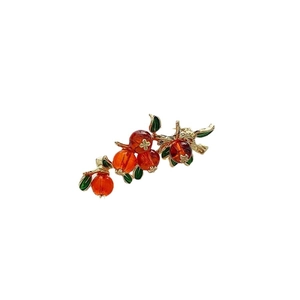 Broche exquise en branche de grenade plaquée or avec fruits rouges et feuilles vertes