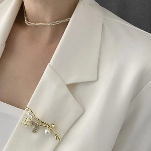Broche muguet dorée élégante avec perle, pierre œil de chat et cristaux brillants