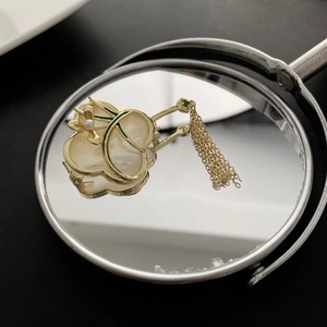 Eleganter goldener Orchideen-Broschen-Pin mit Perlmutt, Emaille und langen Quasten