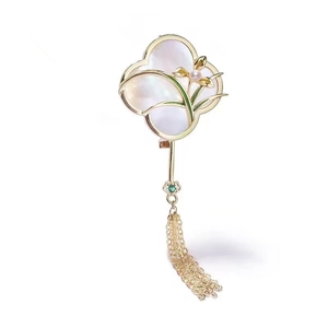Eleganter chinesischer Fächer-Brosche mit Perlmutt-Orchidee und goldener Quaste
