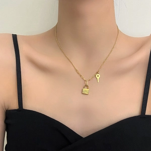 Luxuriöse Goldkette mit Schlüssel- und Schlossanhänger und LOVE-Gravur für Damen